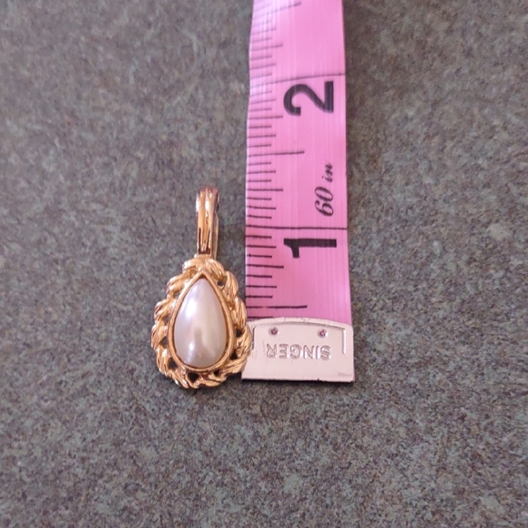 Vintage ROMAN signed Gold Tone Faux Pearl Teardrop Pendant - Picture 6 of 6